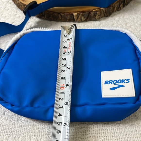 Brooks Blue Belt Bag with Streamlined Design 8x5 - Picture 5 of 6